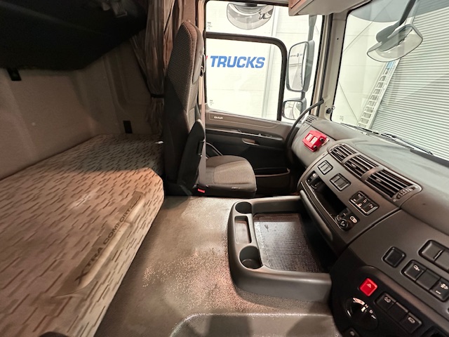 DAF CF 330 6×2 Rear Lift Sleeper Cab Curtainsider