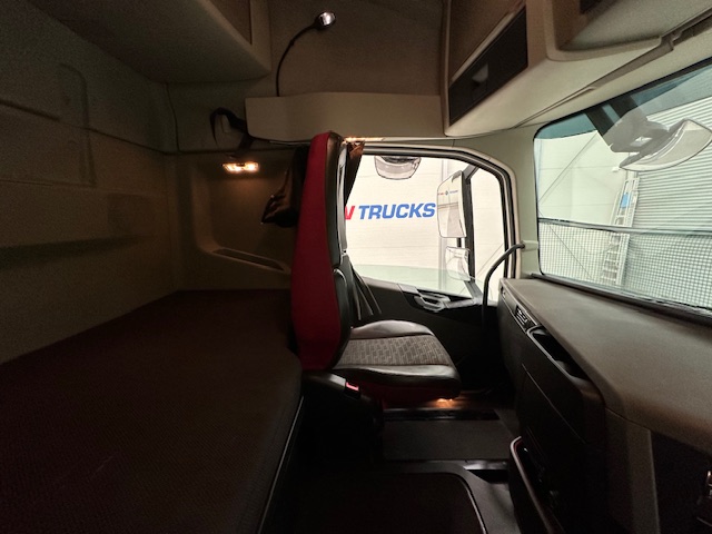 Volvo FH 460 Euro 5 6×2 Tractor Unit Safari Edition