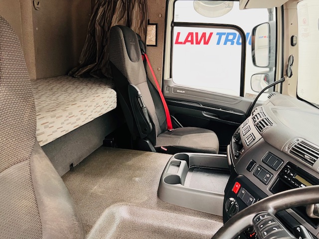 DAF CF 220 4×2 Sleeper Cab Curtainsider