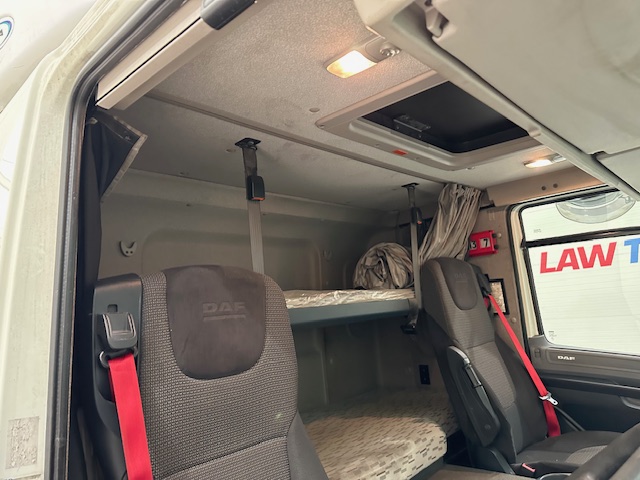 DAF CF 330 6×2 Sleeper Cab Fridge Box