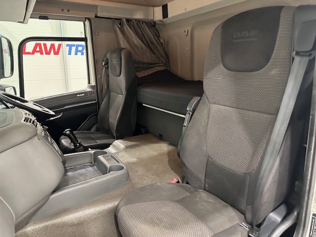 DAF CF 330 6×2 10 Tyre Sleeper Cab Curtainsider