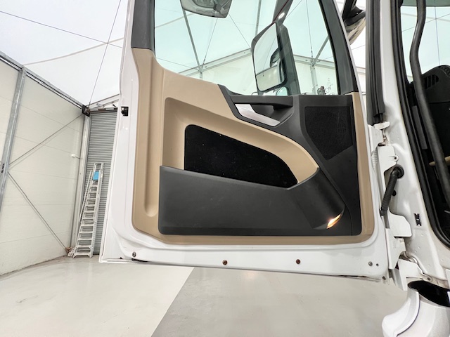 Mercedes Actros 1824 4×2 Sleeper Cab Curtainsider