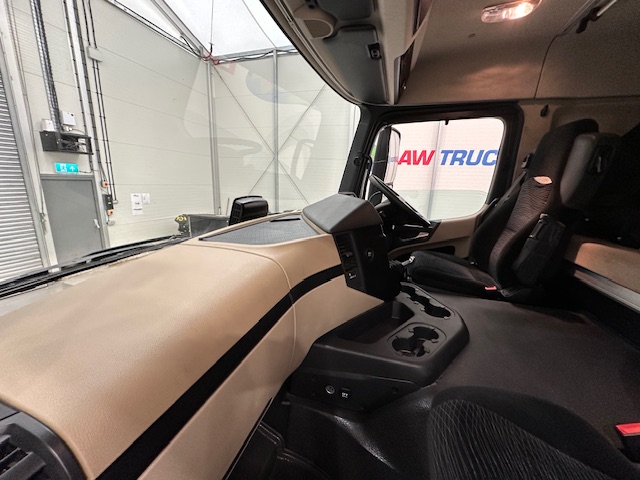 Mercedes Actros 1824 4×2 Sleeper Cab Box Van