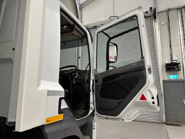 DAF CF 330 Rear Lift Day Cab Fridge Box