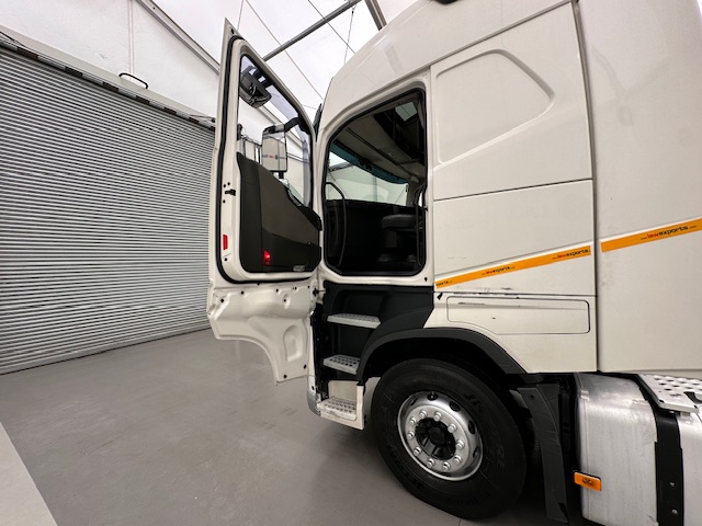 Volvo FH 460 6×2 Midlift Tractor Unit