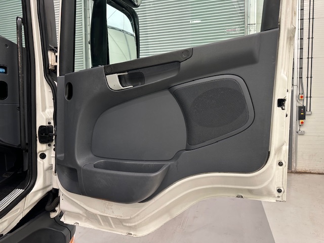 Scania P280 6×2 Rear Lift Day Cab Fridge Box