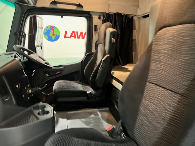 Mercedes Actros 2533 6×2 Sleeper Cab Curtainsider