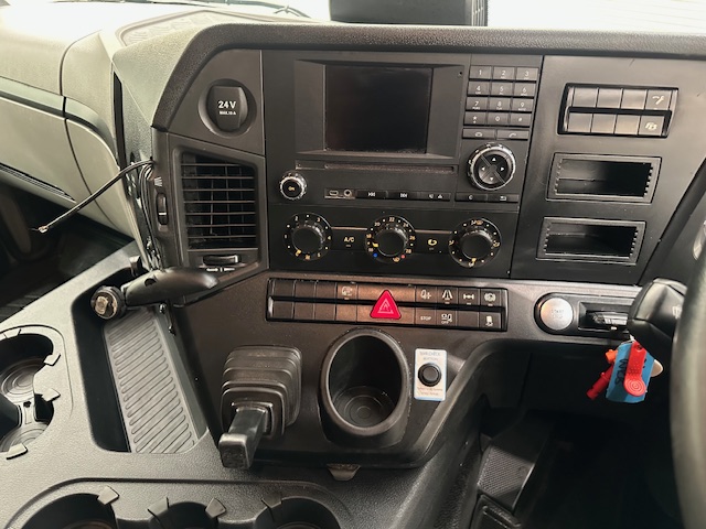 Mercedes Actros 1824 4×2 Day Cab Box Van