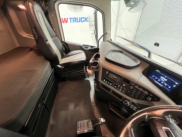 Volvo FH 500 6×2 Midlift Tractor Unit