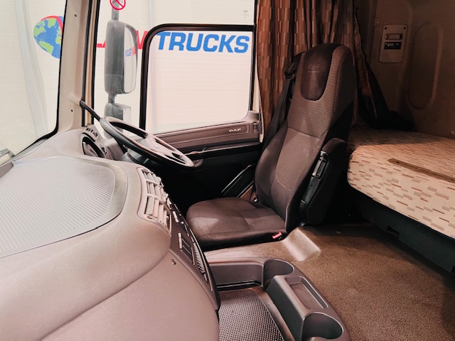 DAF CF 330 6×2 Rear Lift Sleeper Cab Curtainsider