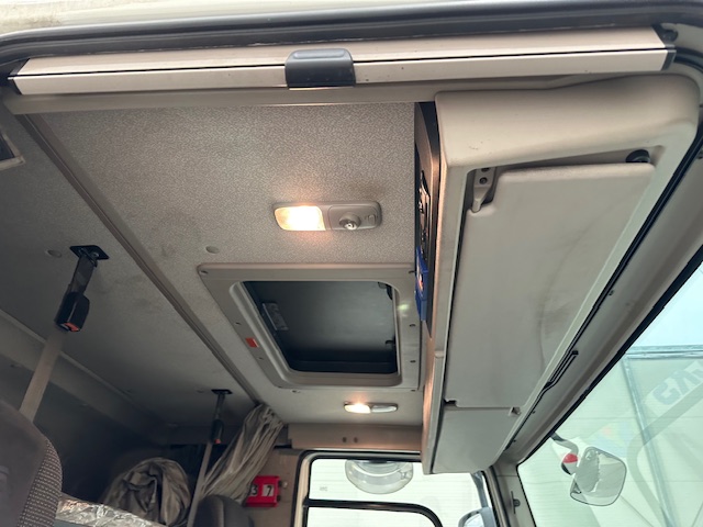 DAF CF 330 6×2 Sleeper Cab Fridge Box
