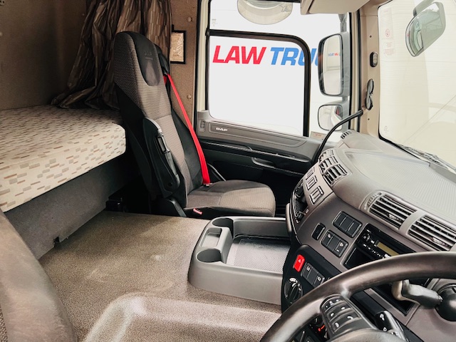 DAF CF 220 4×2 Sleeper Cab Curtainsider