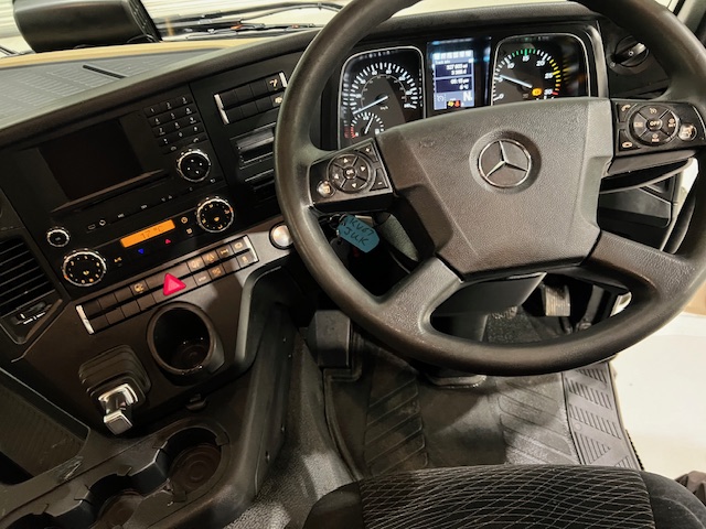 Mercedes Actros 1824 4×2 Sleeper Cab Box Van