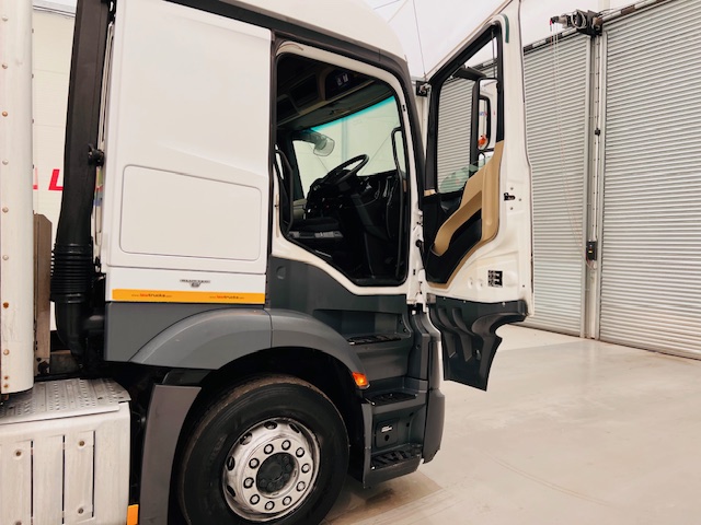 Mercedes Actros 1830 Sleeper Cab Curtainsider