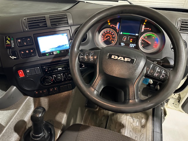 DAF CF 370 6×2 Rear Lift Dropside Brick Grab Manual