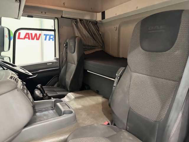 DAF CF 330 6×2 10 Tyre Sleeper Cab Curtainsider