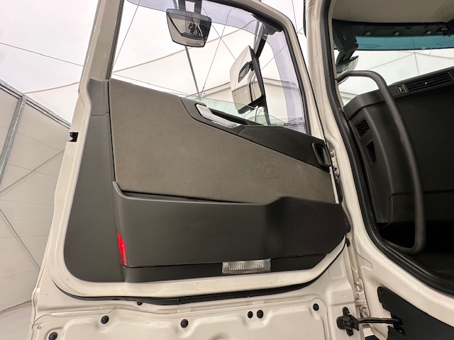 Volvo FH 460 6×2 Midlift Tractor Unit