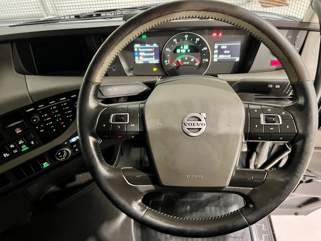 Volvo FH 500 6×2 Midlift Tractor Unit Safari Edition