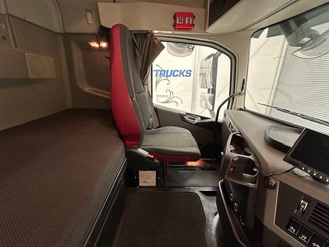 Volvo FH 500 6×2 Midlift Tractor Unit
