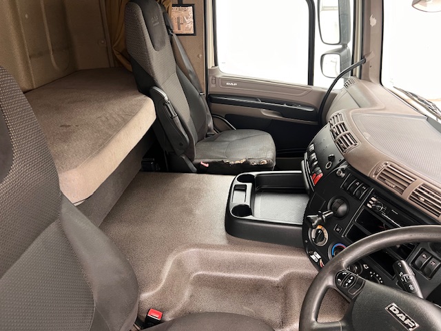 DAF CF75 310 Rear Lift Sleeper Cab Curtainsider