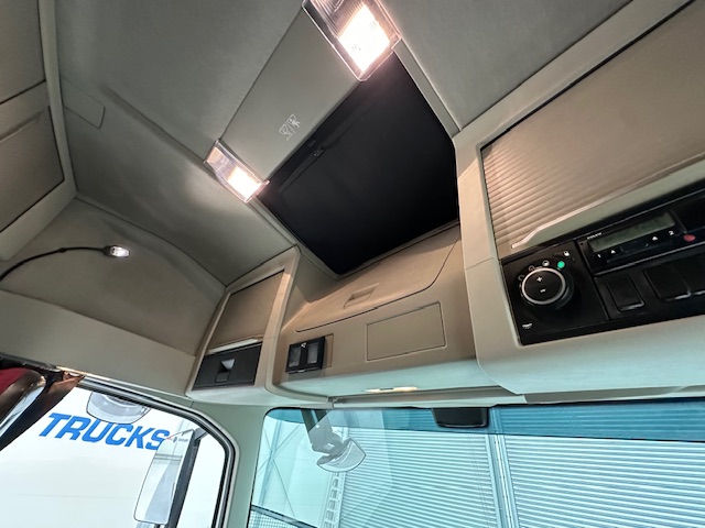 Volvo FH 460 Euro 5 6×2 Tractor Unit Safari Edition