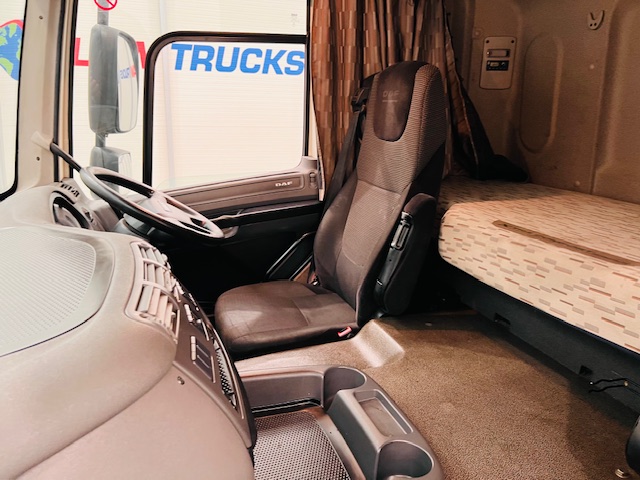 DAF CF 330 6×2 Rear Lift Sleeper Cab Curtainsider