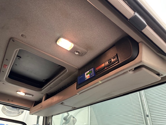 DAF CF 330 6×2 Sleeper Cab Fridge Box