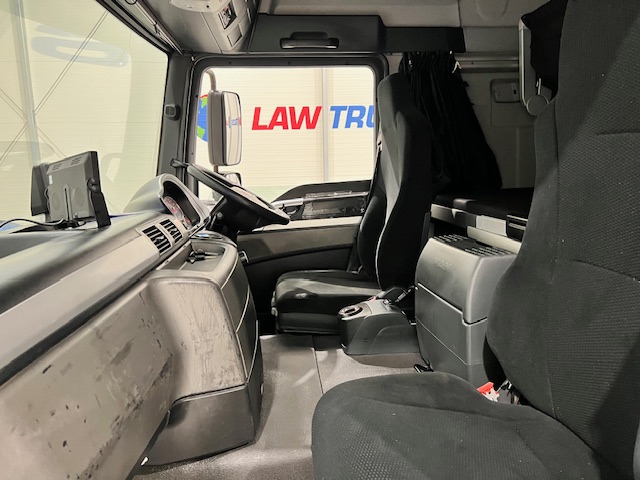 MAN TGM 18.250 4×2 Sleeper Cab Curtainsider