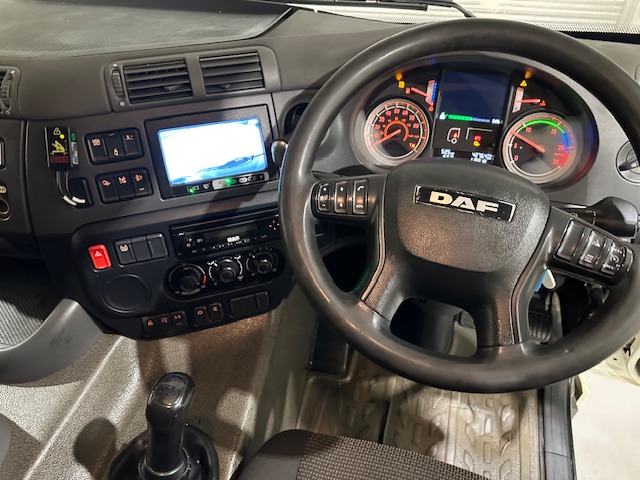 DAF CF 370 6×2 Rear Lift Dropside Brick Grab Manual