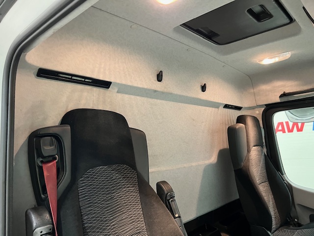 Mercedes Antos 1827 Day Cab Fridge Box