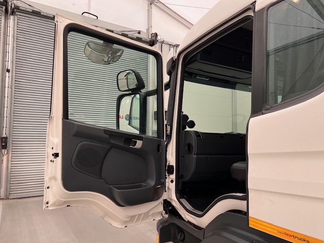 Scania P250 4×2 Sleeper Cab Box Van Manual