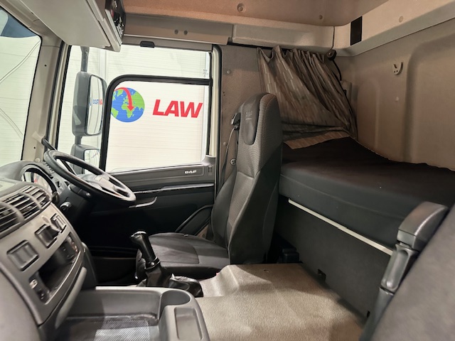 DAF CF 330 6×2 10 Tyre Sleeper Cab Curtainsider