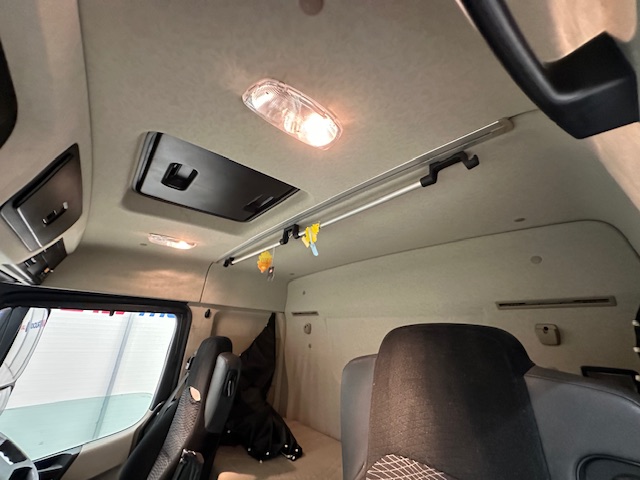 Mercedes Actros 1824 4×2 Sleeper Cab Box Van