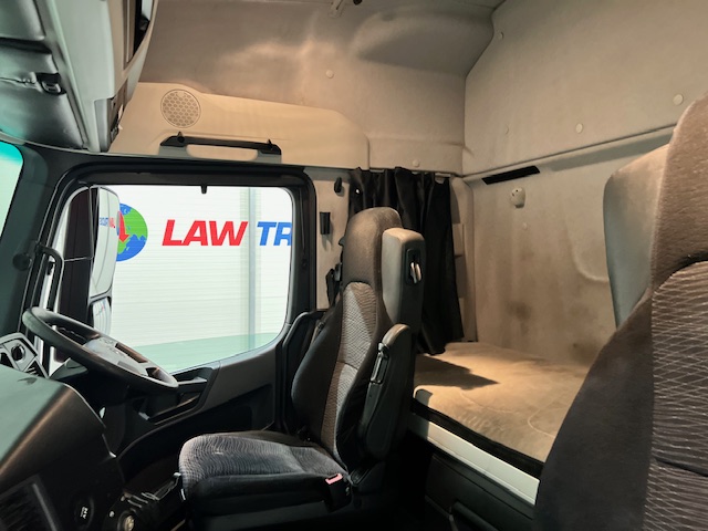 Mercedes Actros 2533 6×2 Sleeper Cab Curtainsider