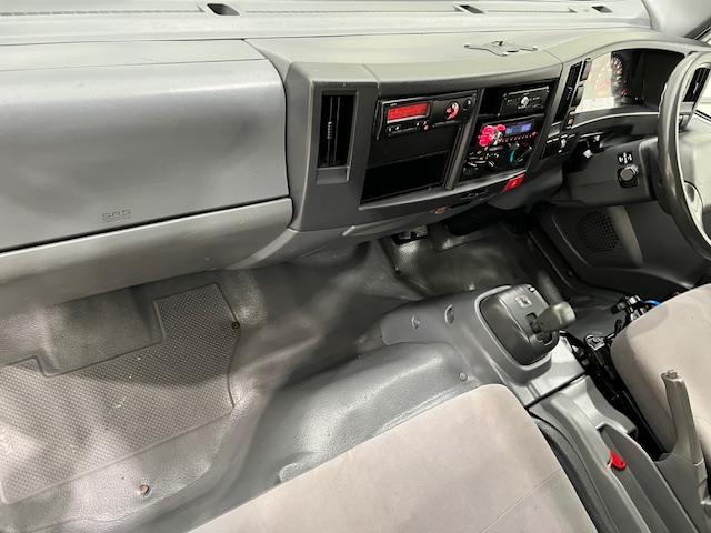Isuzu N75.190 Day Cab Box Van