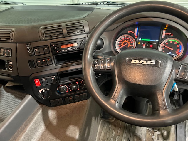 DAF CF 250 4×2 Sleeper Cab Curtainsider