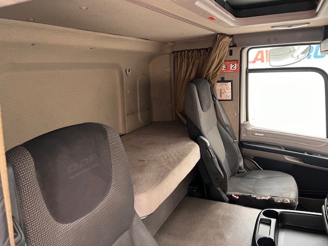 DAF CF75 310 Rear Lift Sleeper Cab Curtainsider