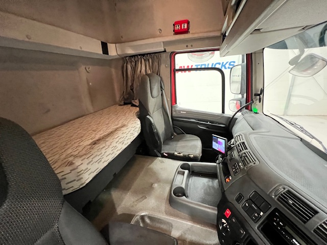 DAF CF 290 6×2 Rear Lift Sleeper Cab Curtainsider