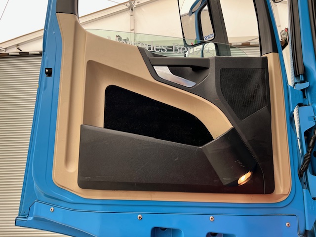 Mercedes Actros 2530 Rear Lift Sleeper Cab Curtainsider