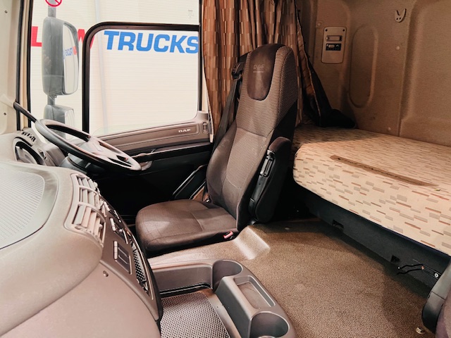 DAF CF 330 6×2 Rear Lift Sleeper Cab Curtainsider