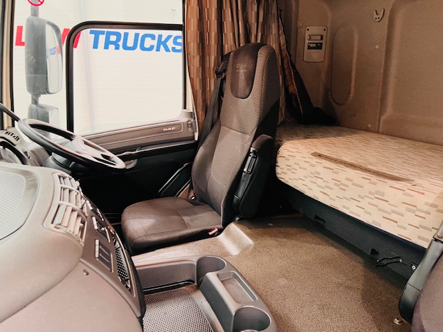 DAF CF 330 6×2 Rear Lift Sleeper Cab Curtainsider