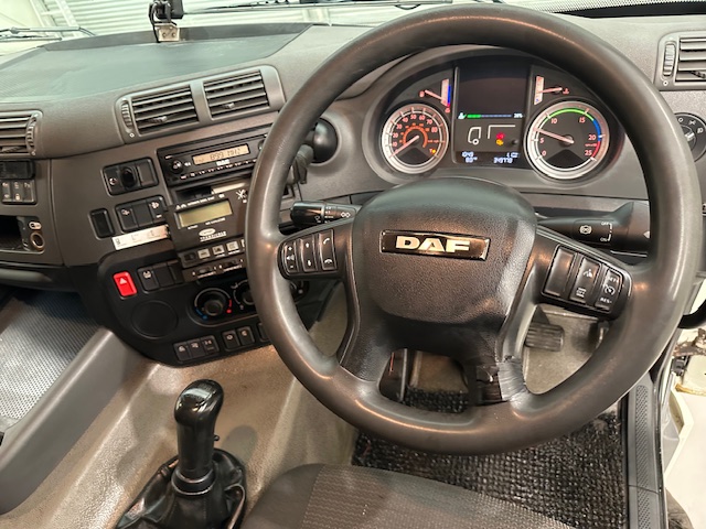 DAF CF 330 6×2 Sleeper Cab Fridge Box