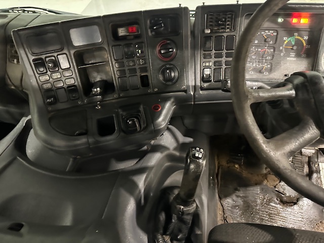 Scania P94 230 4×2 Day Cab Skip Loader