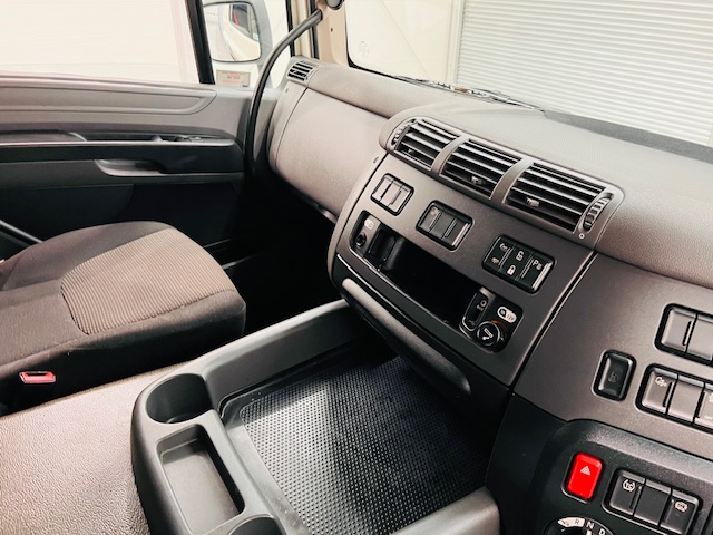 DAF CF 220 4×2 Sleeper Cab Curtainsider
