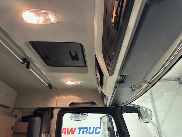 Mercedes Actros 2530 6×2 Sleeper Cab Curtainsider