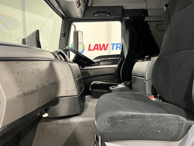 MAN TGM 18.250 4×2 Sleeper Cab Curtainsider