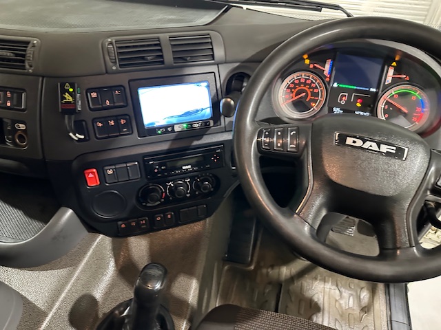 DAF CF 370 6×2 Rear Lift Dropside Brick Grab Manual