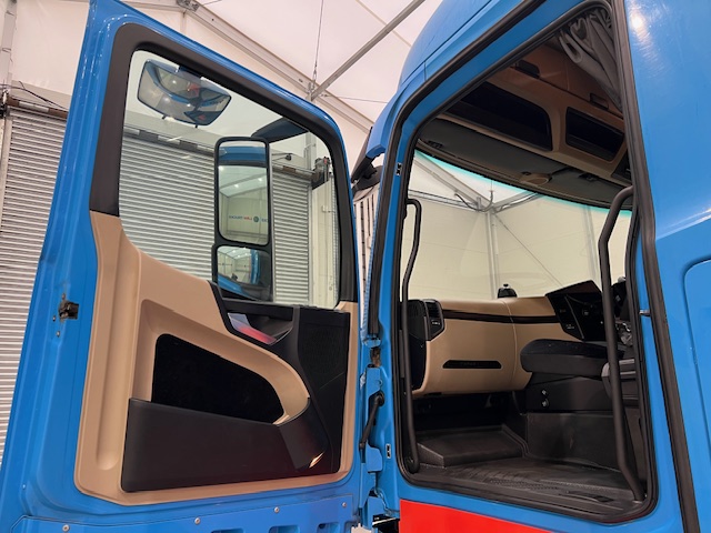 Mercedes Actros 2530 6×2 Sleeper Cab Curtainsider