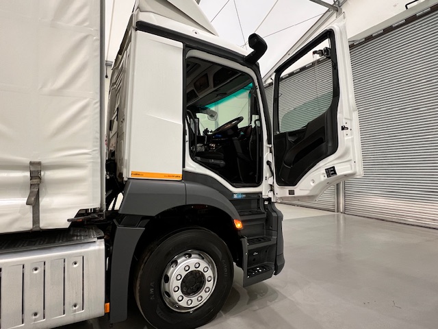 Mercedes Actros 1824 Day Cab Curtainsider