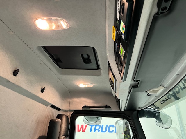 Mercedes Antos 1827 Day Cab Fridge Box